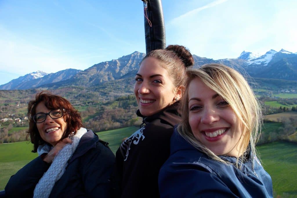 3 passagères à bord de la nacelle de la Montgolfière